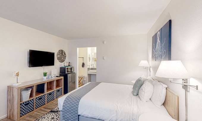 Bandon Casa | Cute beach room with fast WiFI - walk to downtown shops & eats