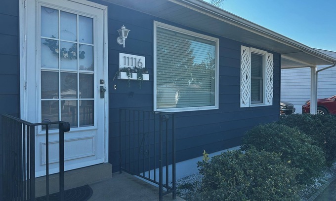Sappington Casa | Cute Blue House -2 bdrm house. Private backyard. 20 min or less from anywhere