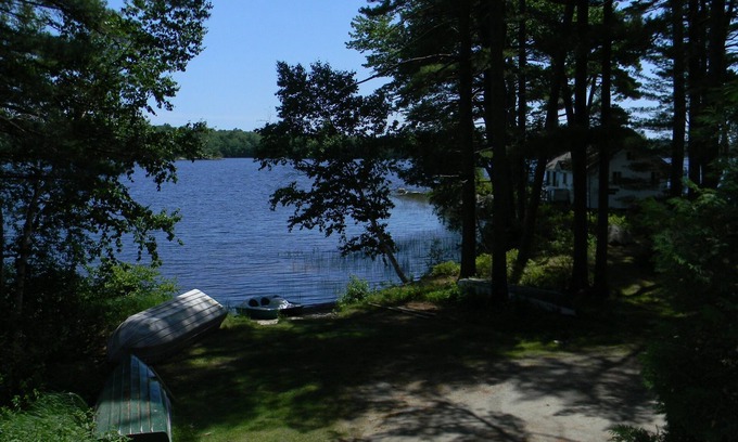 Damariscotta Cabaña | Linda cabaña Boathouse (piso superior) con vistas al lago en el lago Pemaquid