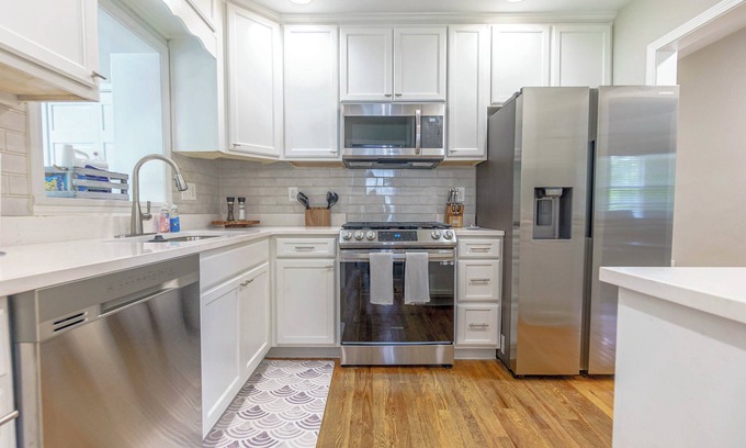 University District Casa | Cute Bungalow in Highland Park near Golf Course, UofM, Midtown&Downtown Memphis