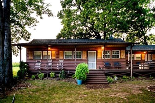 Cleora Casa | Cute Cabin Great for Family Getaways in Afton, Oklahoma