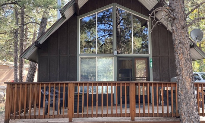 Munds Park Cabina | Cute cabin on quiet lot with lots of pines Dog Friendly