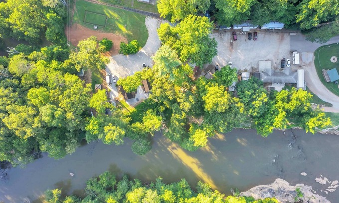 Greenville Cabina | Cute Cabin on the River, 6 Min to DT, Sleeps 4