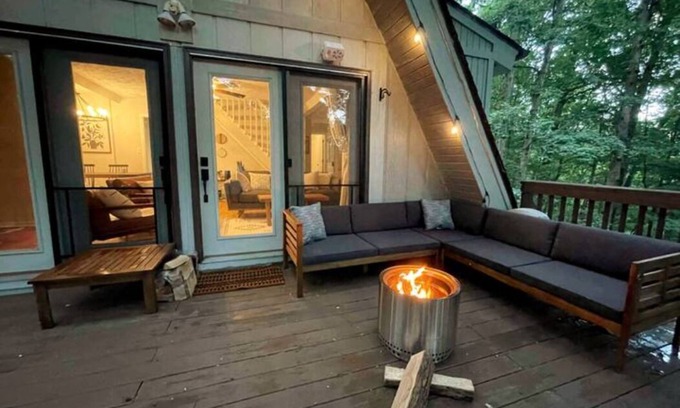 Linden Cabina | Cute cabin retreat near Shenandoah National Park and pet friendly!