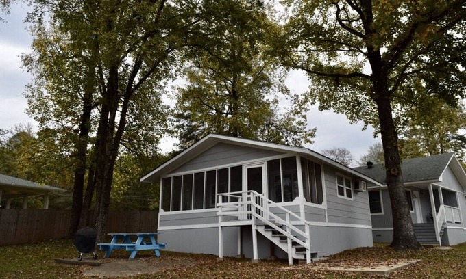 Mid America Cabina | Cute cabin steps away from the water