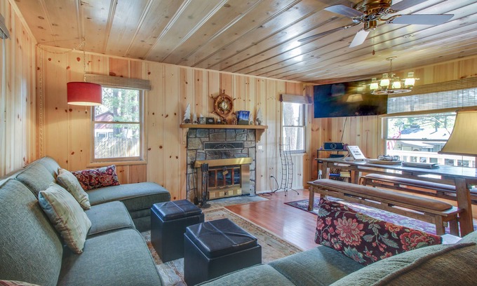 South Lake Tahoe Cabina | Cute cabin w/private hot tub, less than a mile from Lake Tahoe!