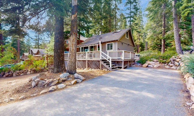 Carnelian Bay Cabina | Cute cabin w/ spacious porch, walk to beach & dining, central to ski resorts