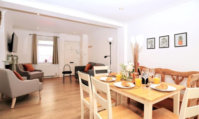 Hastings Casa | Cute Central Georgian Cottage