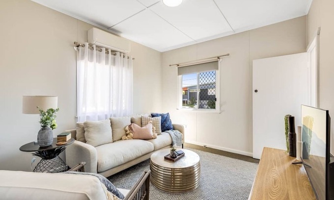 East Toowoomba Casa | Cute & Cheerful! Close to CBD & Gorgeous Parkland!