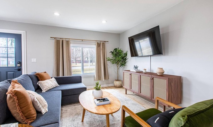 Melvindale Casa | Cute, Chic & Updated Melvindale Cottage!