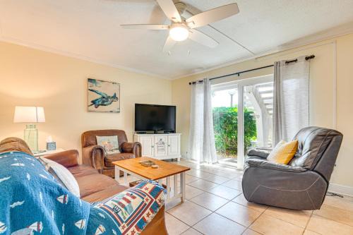 Cocoa Beach Apartamento | Cute Cocoa Beach Condo with Pool and Beach Access!