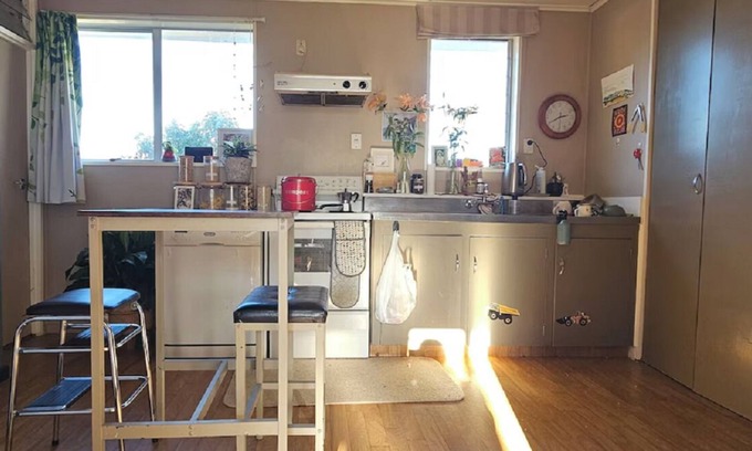 Clyde Casa | Cute, Colourful little house / cottage in Clyde ( available over christmas )
