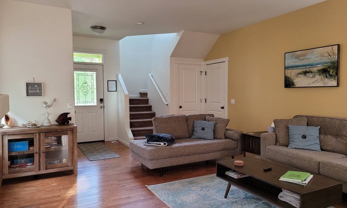 Coos Bay Casa | Cute Convenient Comfortable House