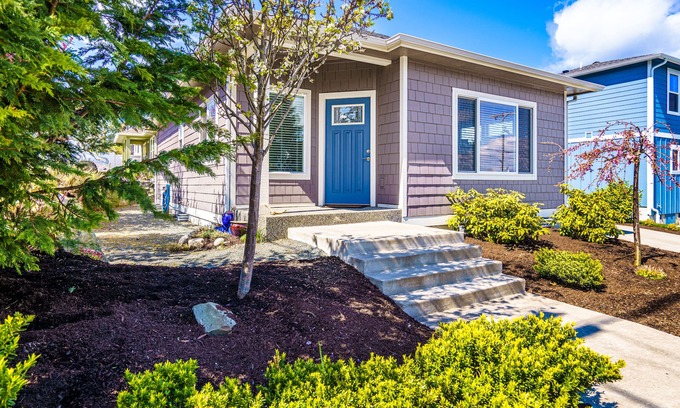 Anacortes Casa | Cute cottage, peek-a-boo view close to everything Anacortes has to offer.