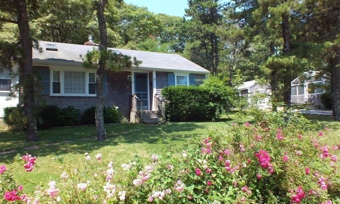 South Chatham Casa | Cute Cottage - Half Mile to Nantucket Sound!