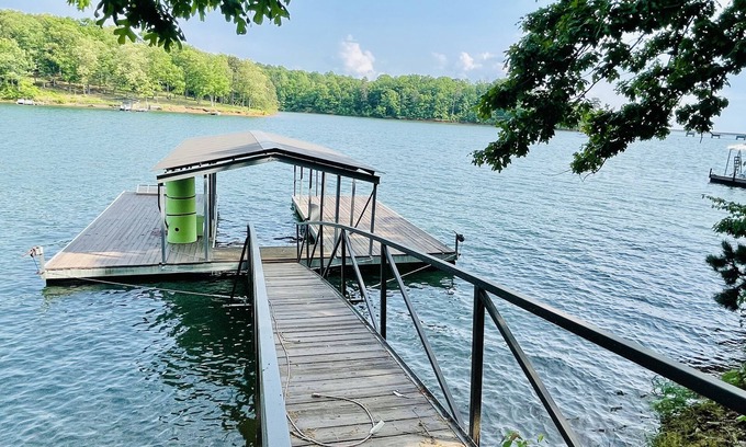 Anderson Cabaña | Cute Cottage on Lake Hartwell w/ covered slip dock