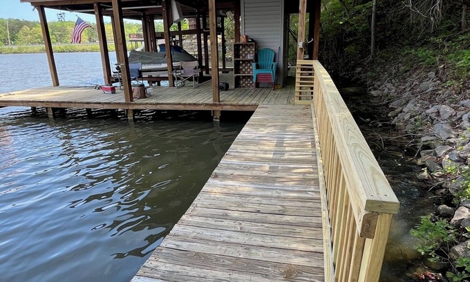 Bracey Casa | Cute & Cozy 3BR 2BA Lake Front House en Lake Gaston: acceso privado al agua.