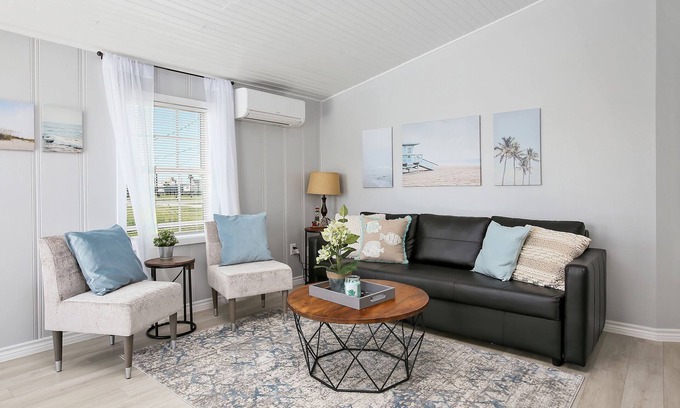 Surfside Beach Cabaña | Cute, Cozy and Clean cottage by the Sea!