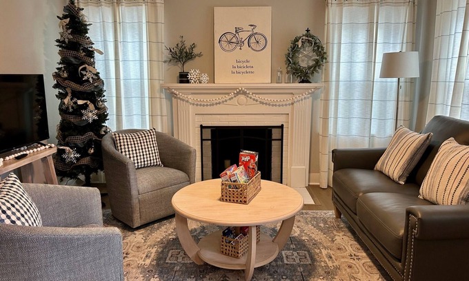 Rogers Casa | Cute & Cozy Downtown Cottage - Biking, Burgers, & Trails nearby