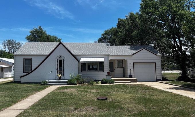 Wilson Casa | Cute cozy full home fenced back yard spacious parking near lake