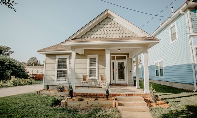 Uptown Casa | Cute & Cozy Home 1 mile to St. Jude / 2miles from Beale st. /Pet Friendly!