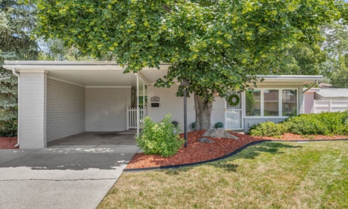 Sandy Casa | Cute, Cozy Home Minutes from Skiing & Hiking