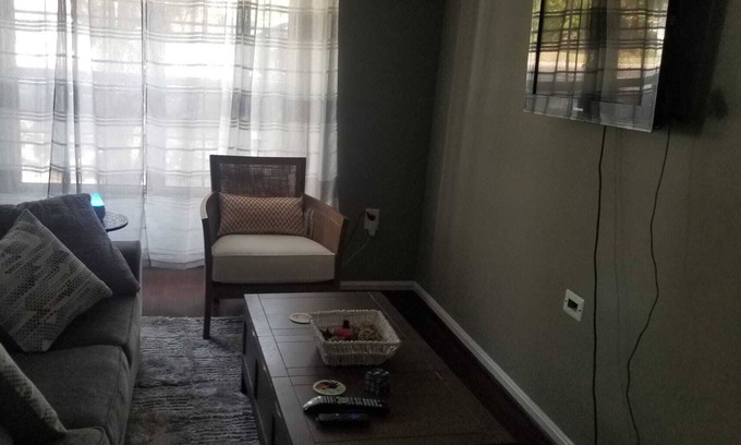 Lake Ridge Casa | Cute & Cozy Lake Ridge Townhouse