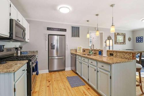 Fox Lake Casa | Cute & Cozy Lakeview House on Chain O Lakes with Hot Tub Option