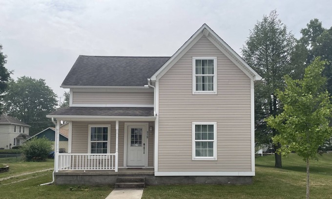 Culver Casa | Cute Culver Home Away From Home near beautiful Lake Maxinkuckee. Pet friendly