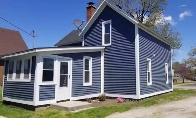 Culver Casa | Cute Culver Home close to beautiful lake Maxinkuckee. Pet friendly.