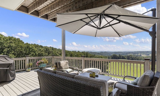 Marshall Casa | 🐶Cute Dog-Friendly Cottage w/Gazebo, Fire Pit, & Pond.+FREE Biltmore Pass🏰