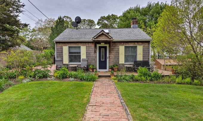 Springs Casa | Cute East Hampton Cottage with Patio - Walk to Beach