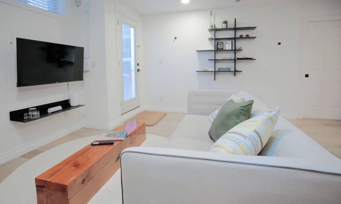 Kerrisdale Casa | Cute Executive Basement Suite
