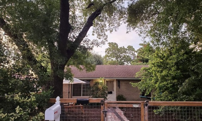 North Loop Cabaña | Cute Historic home in Austin