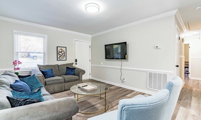 North Raleigh Casa | Cute home w firepit & king bed -starts at 3.5k/month