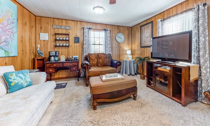 Aransas Pass Casa | Cute home with fast WiFi, central AC, fenced yard, screened porch, firepit & W/D