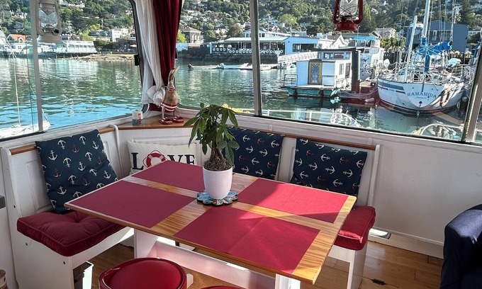 Sausalito Alquiler De Eote | Cute houseboat, amazing location!!! Extremely walkable to restaurants and shops