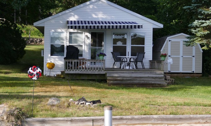 Grant Cabaña | Cute lakefront cottage on all-sport Little Sand Lake