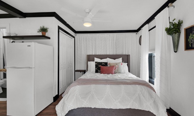 Downtown Cabaña | Cute little cottage located 2 blocks from the heart of Downtown Pensacola.