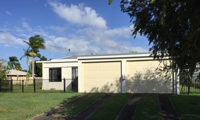 Tin Can Bay Casa | Cute Little House with air conditioning