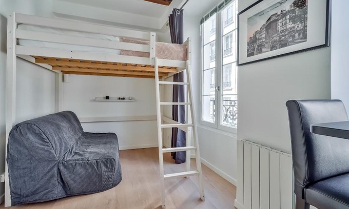 Quartier de la Porte-Saint-Denis Apartamento | Cute Mezzanine Studio in the Heart of Paris (2M)