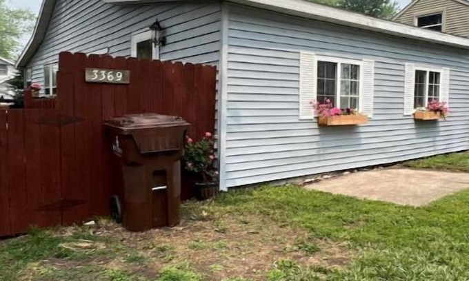 Detroit Beach Cabaña | Cute 'n Cozy Lake Erie Cottage