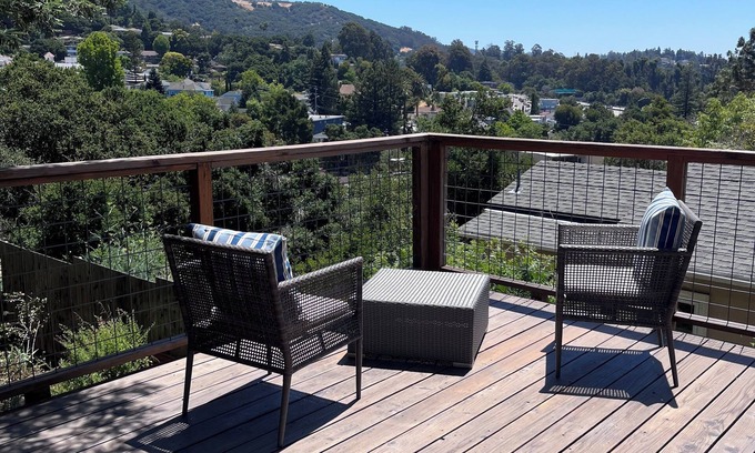 Redwood Heights Casa | Cute Oakland hills home with panoramic views