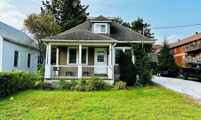 Pembroke Casa | Cute old farmhouse, located within the city. Recently updated.