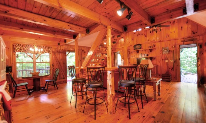 Sylva Casa | Cute On The Creek 1 Bedroom Cabin by Redawning