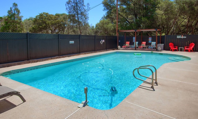 Mariposa Casa | Cute Pool House near Yosemite with a Hot Tub and Game room