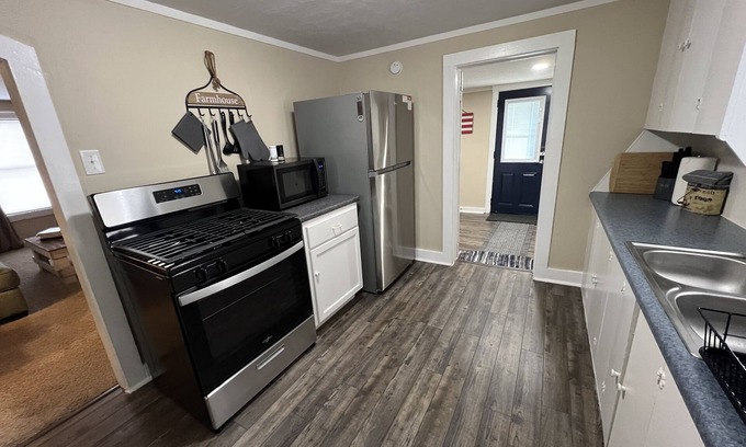Ponca City Casa | CUTE, QUIET, & COZY Farmhouse - Minutes away from everything in Ponca City!