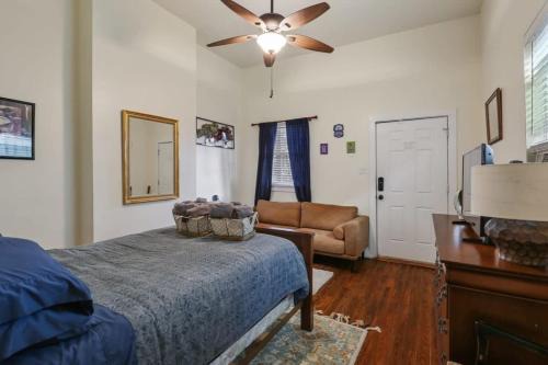 Mid-City Casa | CUTE QUIET MID-CITY STUDIO - Central Location