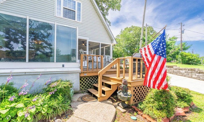 Muscle Shoals Casa | Cute renovated home 10 min to RTJ Golf. Pet Friendly and has Water trampoline.