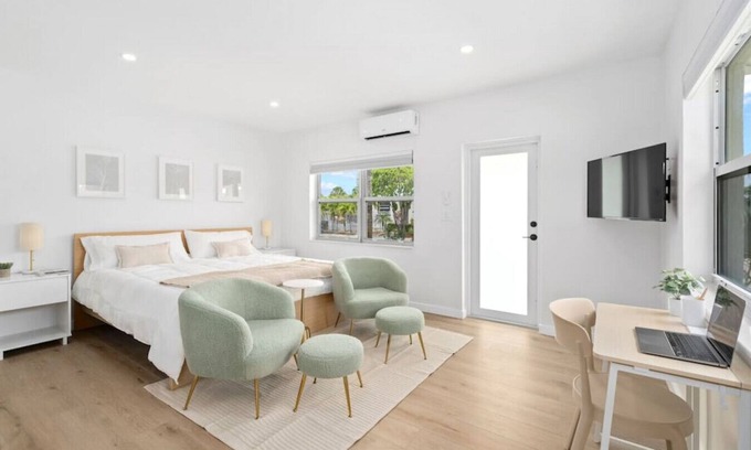 Parrot Cove Apartamento | Cute Retro Studio King Bed & Workspace - Villa 10